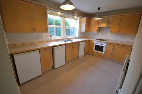 3 bedroom house to rent, Balmoral Close, Leicester