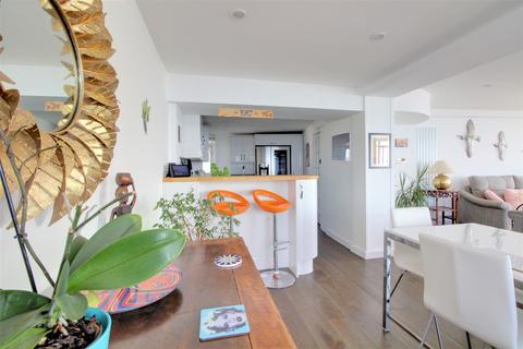 3 bedroom flat for sale, Embassy Court, Kings Road, Brighton, East Sussex, BN1