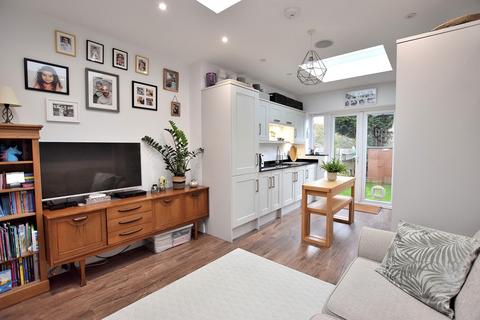 1 bedroom ground floor flat for sale, The Mall, London. N14