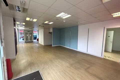 Retail property (high street) to rent, 82 High Street, Banbury, OX16 5JG