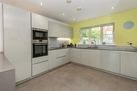 5 bedroom semi-detached house for sale, Buckingham Road, Epping