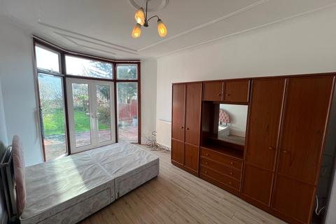 1 bedroom flat to rent, Riverway, London