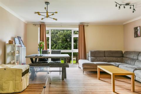 4 Denewood, Epsom, KT17 4DL