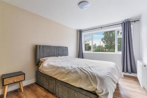 4 Denewood, Epsom, KT17 4DL