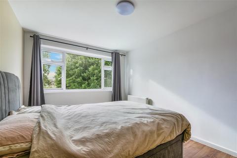 4 Denewood, Epsom, KT17 4DL