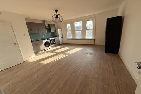 Studio to rent, Friern Barnet Road