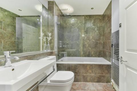 2 bedroom flat for sale, Charter House, Crown Court, London