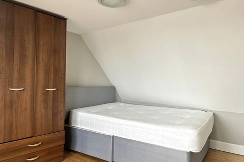 3 bedroom flat to rent, Lower Bridge Street, Stirling, FK8