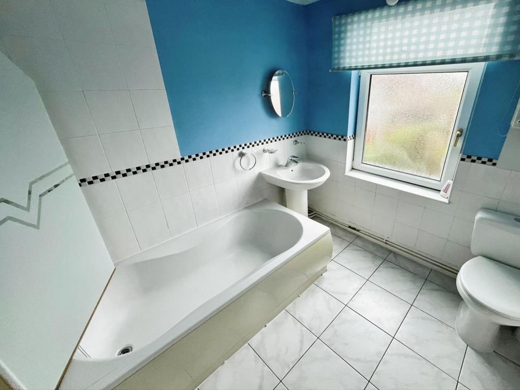 05f5c0f1-Bathroom.jpg