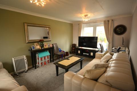 3 bedroom semi-detached house to rent, Giants Seat Gove, Swinton, M27 8AG