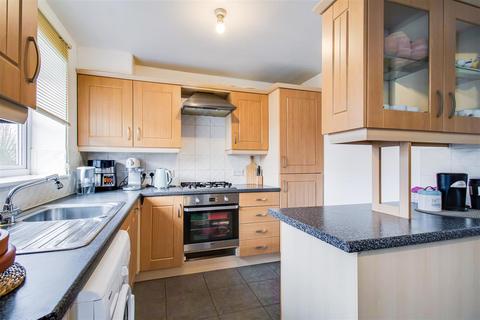 3 bedroom townhouse for sale, Mill Chase Gardens, Alverthorpe WF2