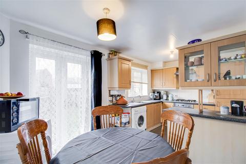 3 bedroom townhouse for sale, Mill Chase Gardens, Alverthorpe WF2