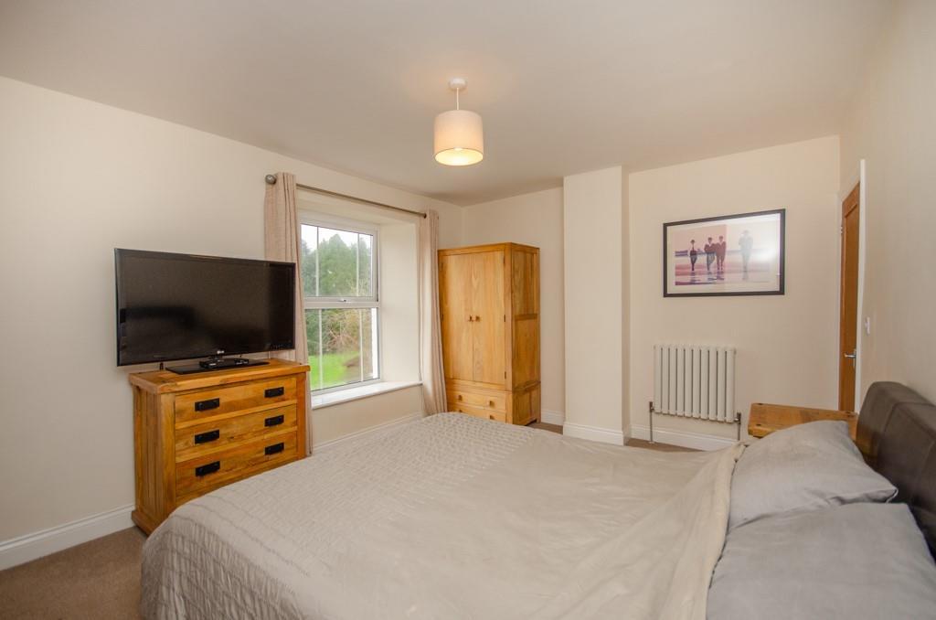 Bedroom1 pic 2.jpg