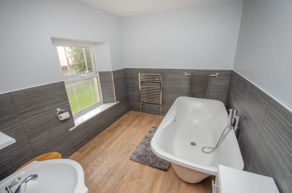 En-suite bathroom.jpg