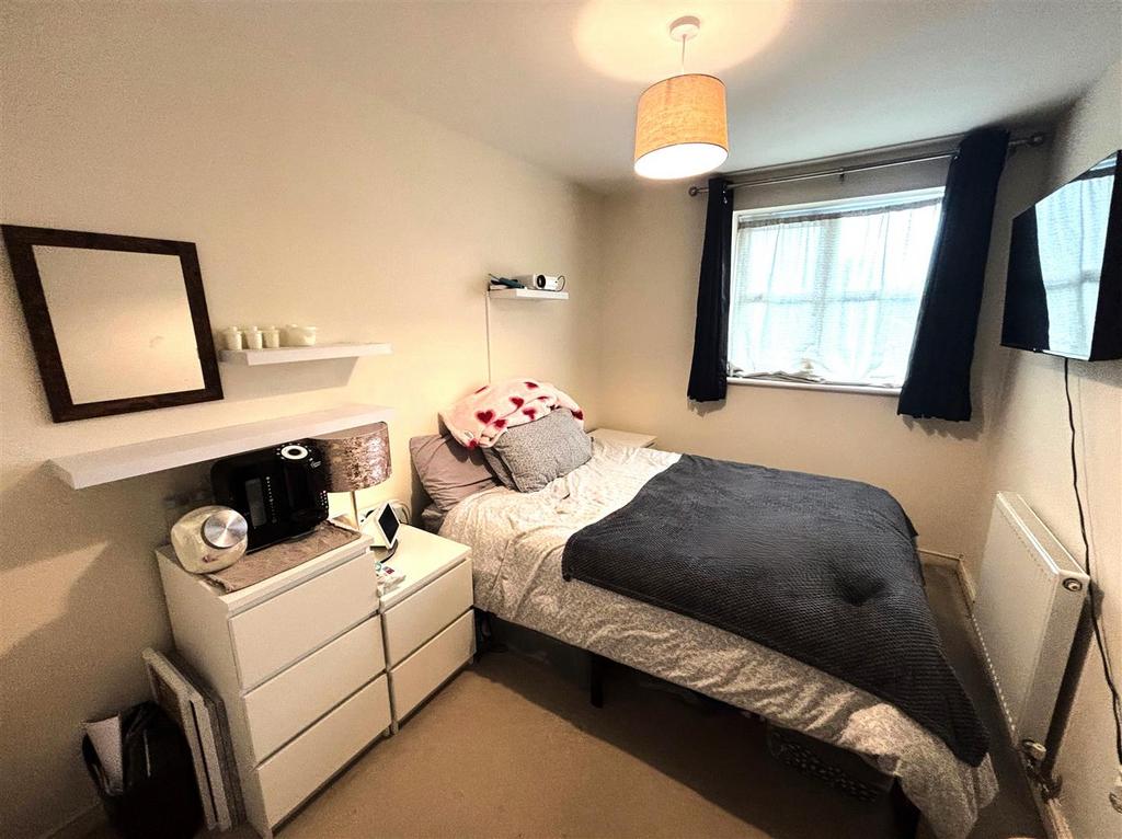 Bedroom 1.jpg