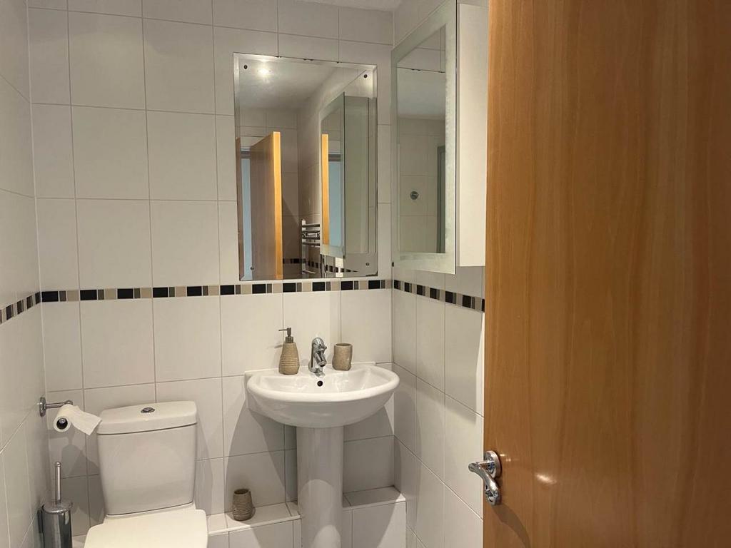 En suite shower 3