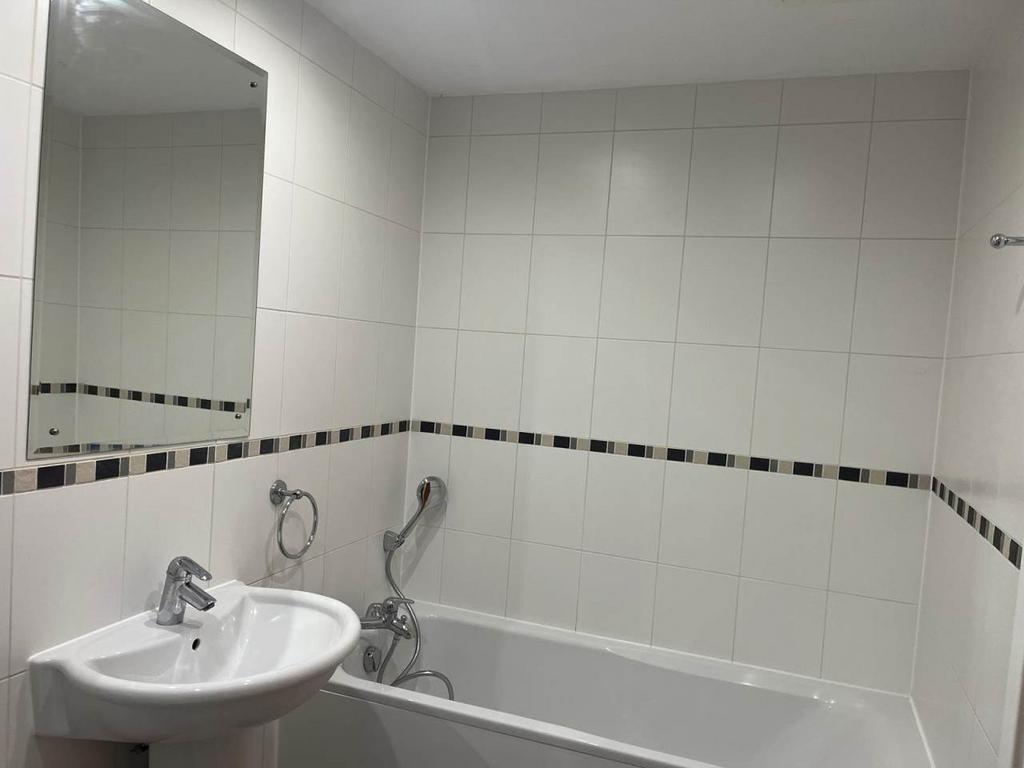 Main bathroom 1