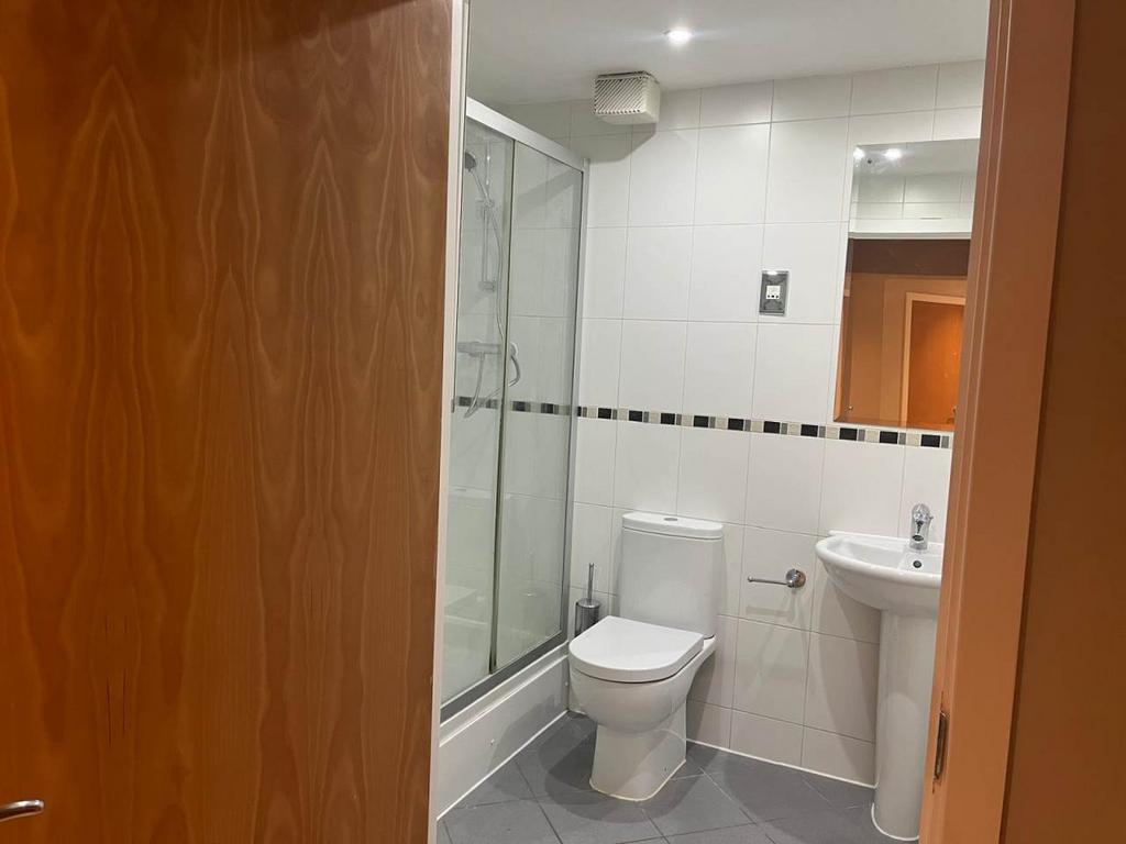 Main bathroom 3