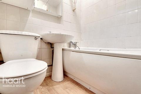 48 Archway, Romford, RM3 7EH