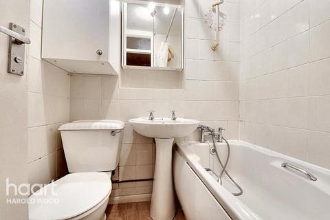 48 Archway, Romford, RM3 7EH