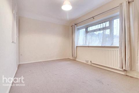 48 Archway, Romford, RM3 7EH
