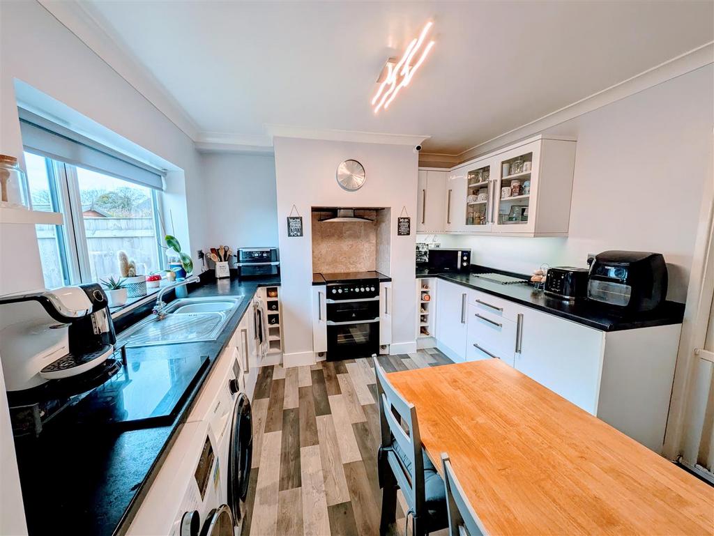 Kitchen 2.jpg