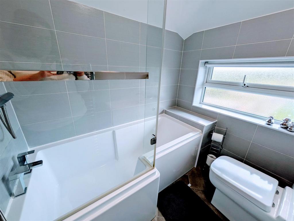 Bathroom 3.jpg