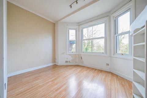 Flat 5, Marncrest, 5 Surbiton Hill Park, Surbiton, KT5 8EF