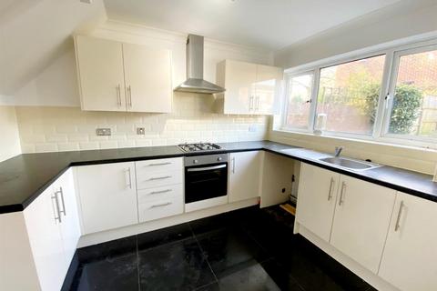 3 bedroom terraced house to rent, Peverel Green, Rainham