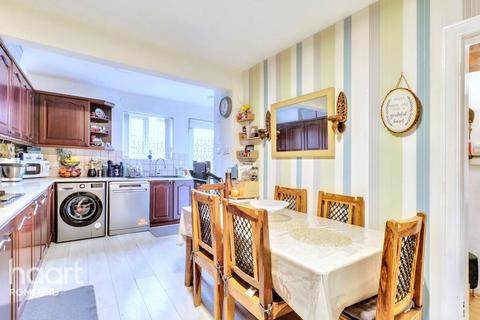 Bellhouse Road, Romford, RM7 0LT