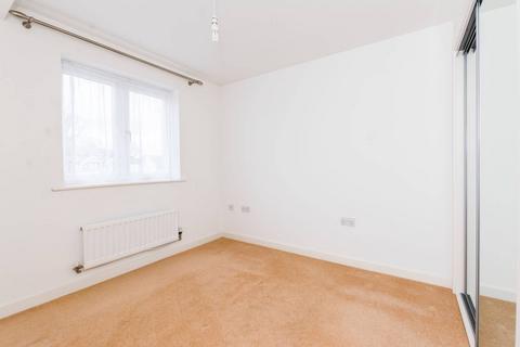 2 bedroom flat to rent, Lorenzo House, Goodmayes, Ilford, IG3