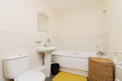 2 bedroom flat for sale, London Road, Apsley, HP3