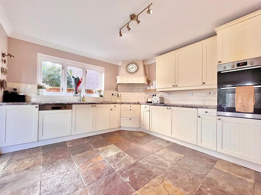 Kitchen / Dining Area