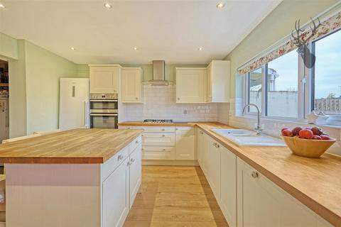 4 bedroom semi-detached house for sale, Dale View Crescent, London E4