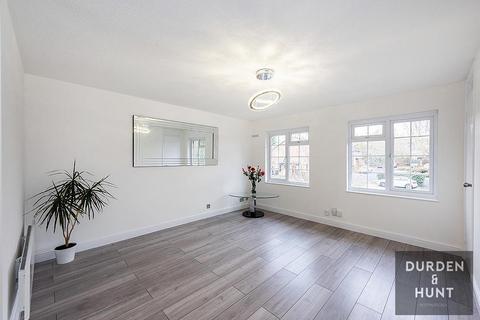 1 bedroom apartment for sale, Laing Close, Hainault, IG6