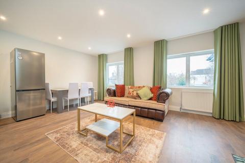 3 bedroom flat to rent, Mayfield Road, London W3