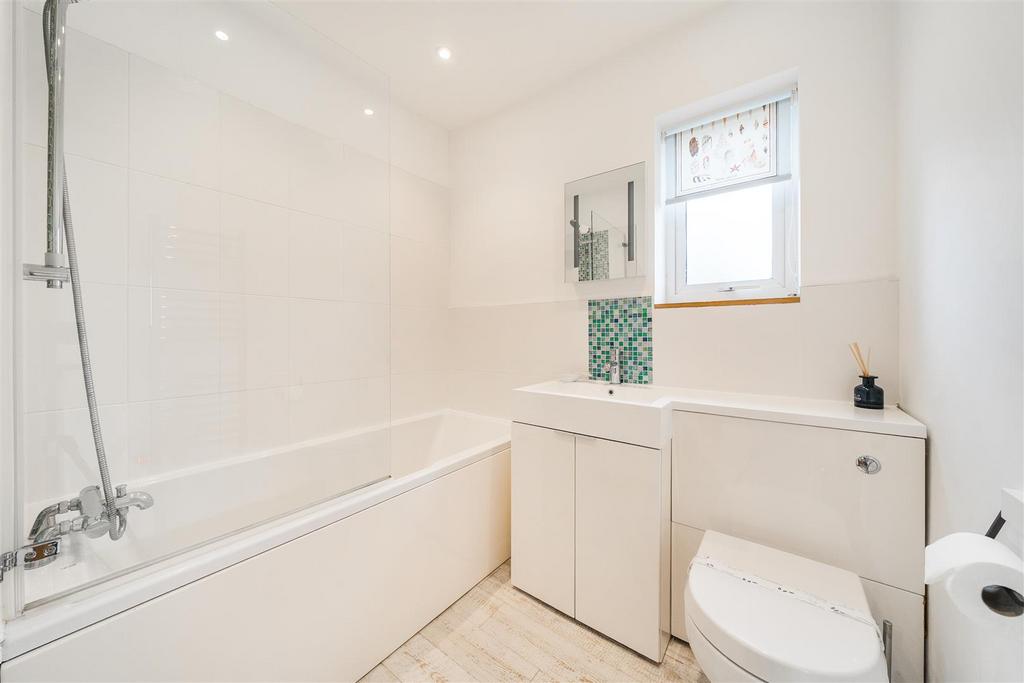 Downstairs En-Suite