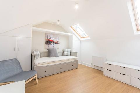 Studio to rent, Harrow Road, Maida Vale, London, W10