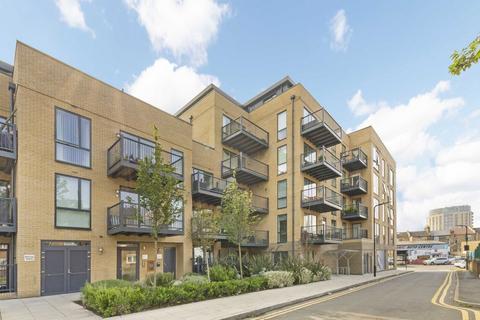 2 bedroom flat for sale, Selsea Place, London N16