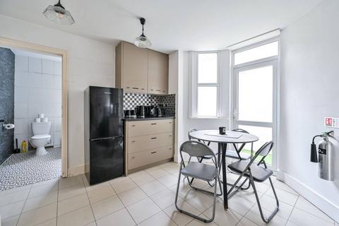 1 bedroom flat for sale, Walcorde Avenue, Elephant and Castle, London, SE17