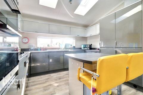 2 bedroom detached bungalow for sale, Oakleigh Residential Park, Clacton-on-Sea