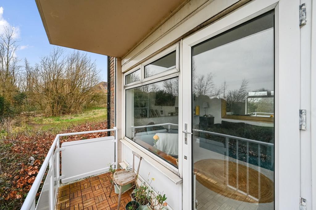 66 Woodland Court bn3 (4)