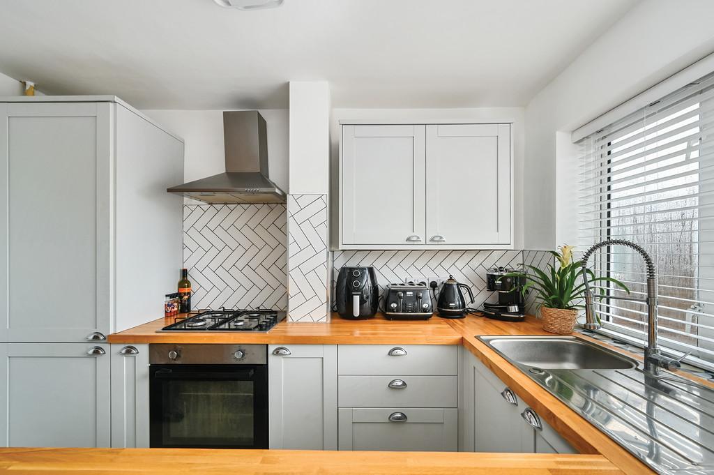 66 Woodland Court bn3 (5)