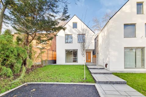 4 bedroom detached house to rent, Acorn Close, Wembley