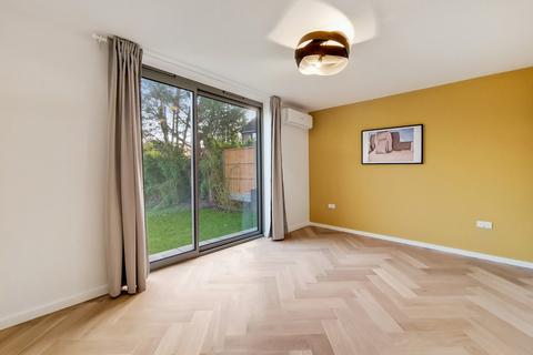 4 bedroom detached house to rent, Acorn Close, Wembley