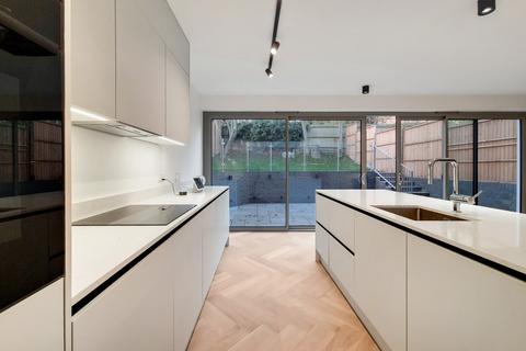 4 bedroom detached house to rent, Acorn Close, Wembley