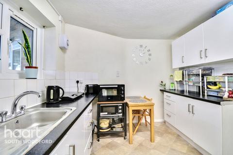 2 bedroom flat for sale, Chigwell Road, South Woodford