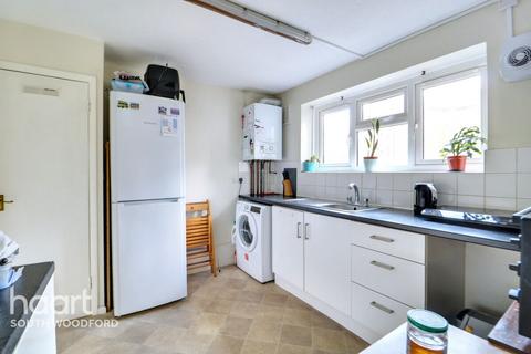 2 bedroom flat for sale, Chigwell Road, South Woodford