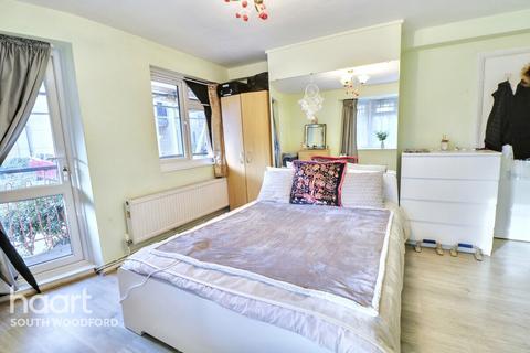 2 bedroom flat for sale, Chigwell Road, South Woodford