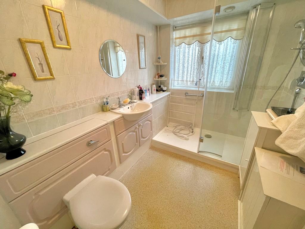 27 The Leas Shower